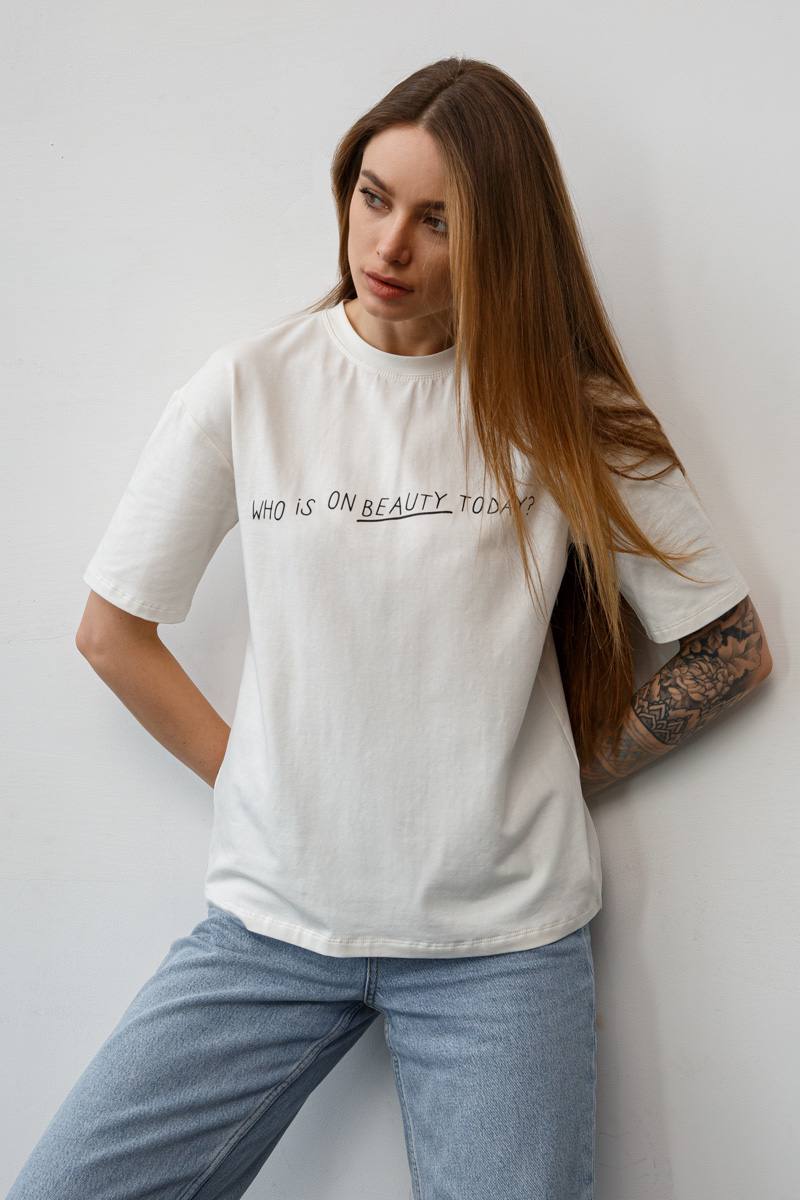 Базова молочна футболка з принтом beauty 8397
