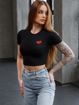 Футболка укорочена чорна з красним сердечком 8382