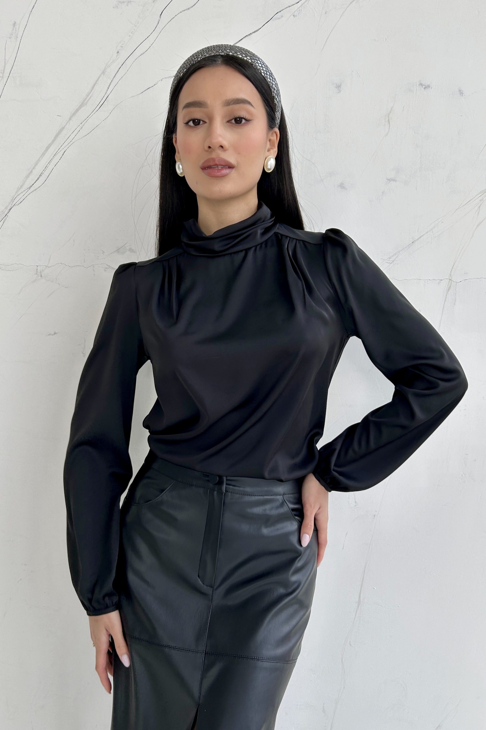 Шовкова блуза зі стойкою чорна 21312